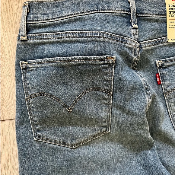 ✨NWT✨ Levi's Women's 724 High Rise Straight Crop Jeans - Picture 6 of 13